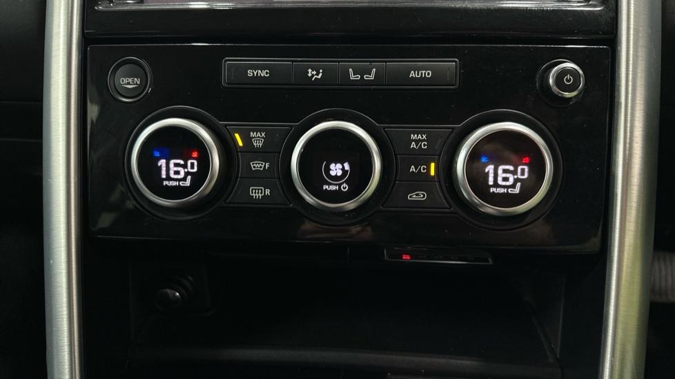 Dual Climate Control / Air Conditioning / Heated Seats