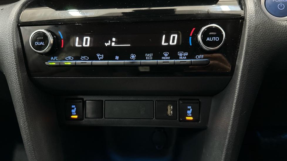 Dual Climate Control / Air Conditioning  / Heated Seats 