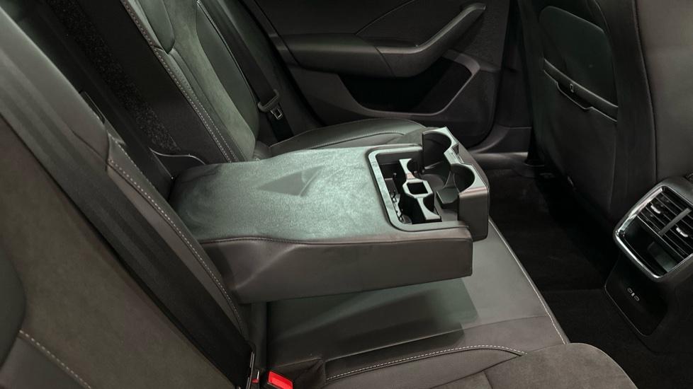 Rear Armrest/ Cup Holder