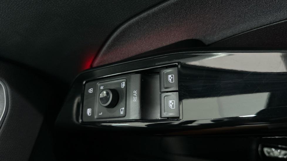 Electric Windows / Wing Mirrors /Ambient Lighting 