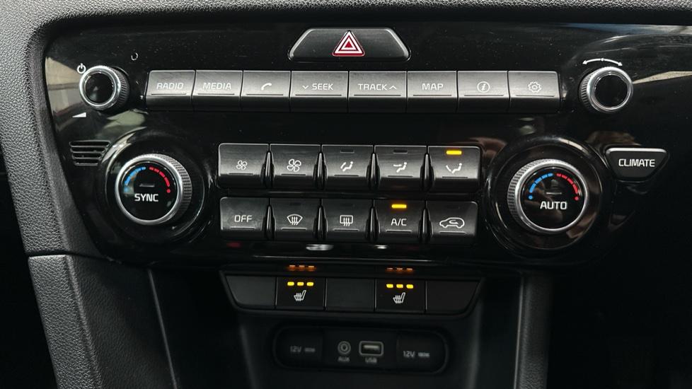 Dual Climate Control / Air Conditioning  / Heated Seats 