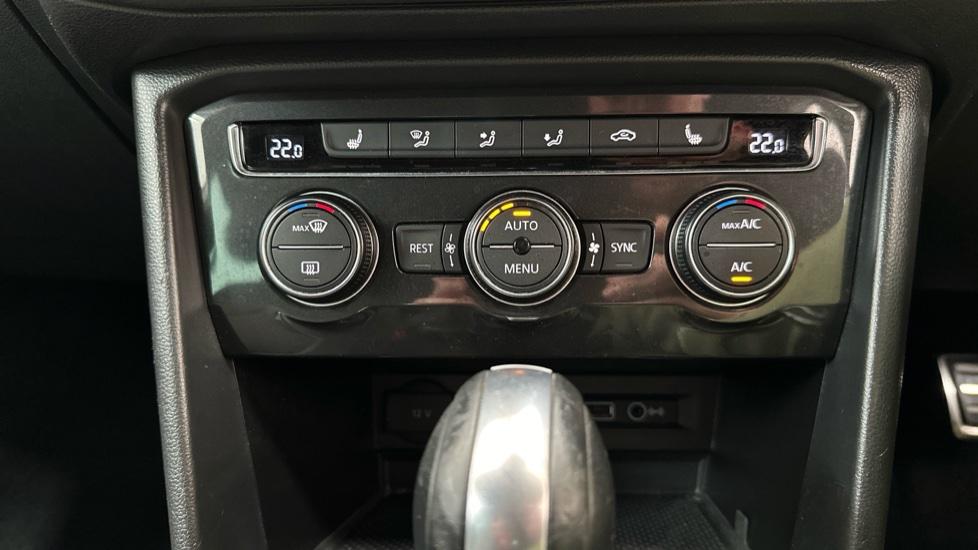 Dual Climate Control / Air Conditioning / Heated Seats 