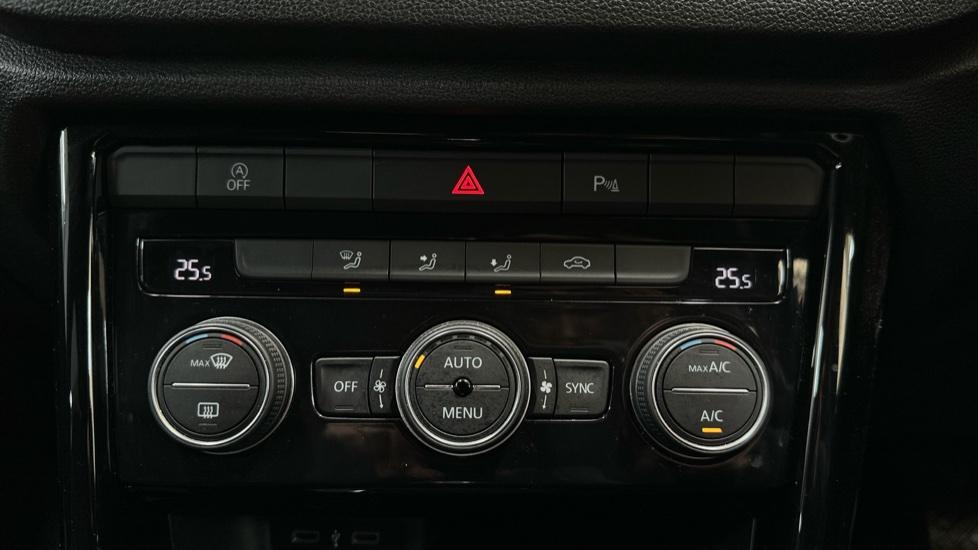 Air Conditioning / Dual Climate Control/ Heated Seats 