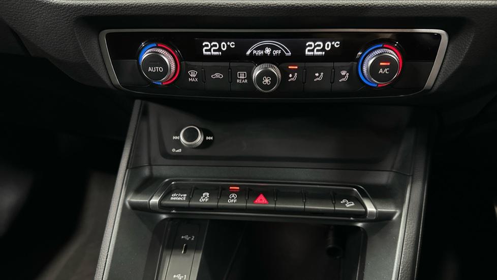 Dual Climate Control / Air Conditioning  / Auto Stop Start 