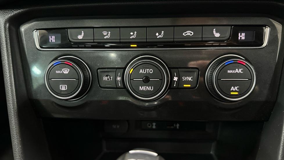 Air Conditioning /Heated Seats/Dual Climate Control 