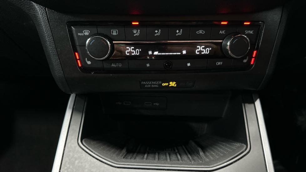 Wireless Charging /Air Conditioning /Dual Climate Control/Heated Seats 