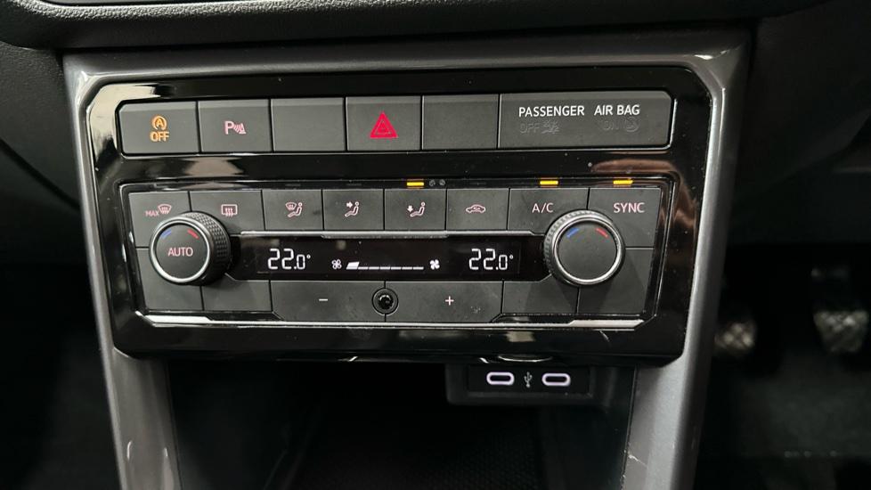 Dual Climate Control / Air Conditioning  / Auto Stop Start 