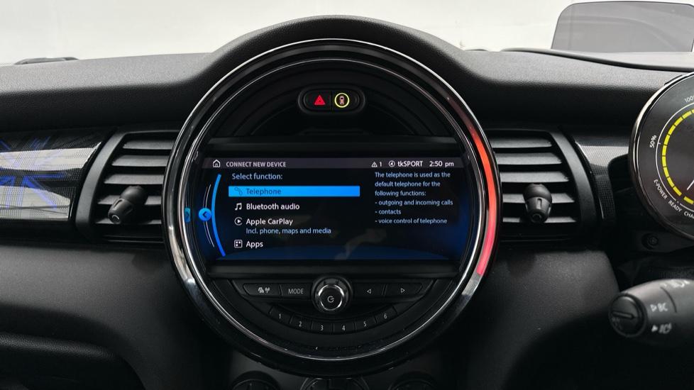 Bluetooth / Apple CarPlay / Android Auto 