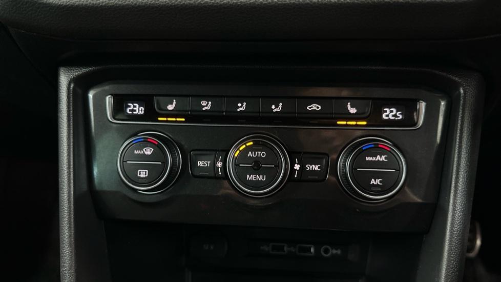 Air Conditioning /Dual Climate Control/Heated Seats 