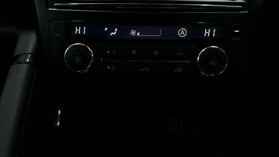 Air Conditioning /Dual Climate Control 