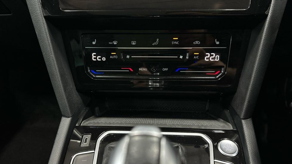 Air Conditioning /Dual Climate Control/Heated Seats 