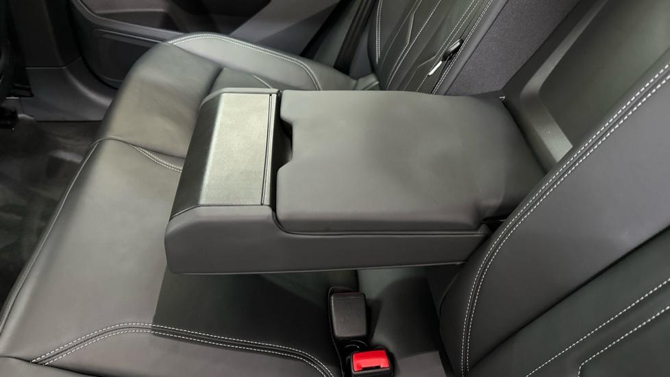 Rear Armrest/ Cup Holder