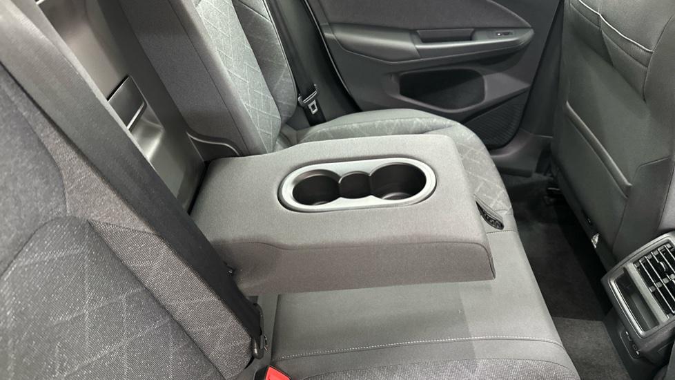 rear armrests / cup holders 