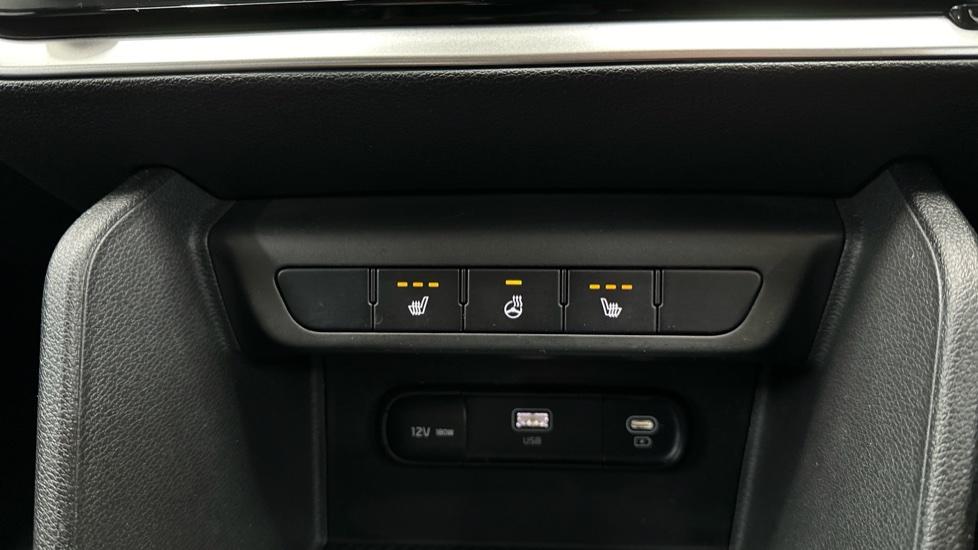 Heated steering wheel/Heated Seats 