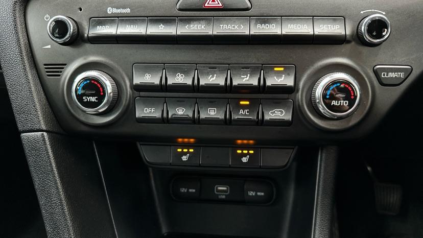 Dual Climate Control / Air Conditioning  / Heated Seats 