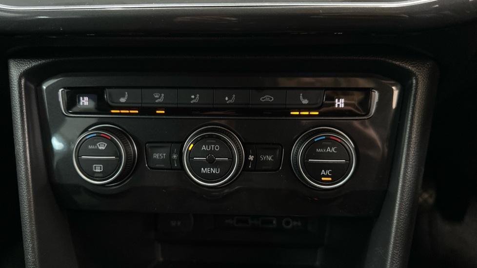 Air Conditioning /Dual Climate Control/Heated Seats 