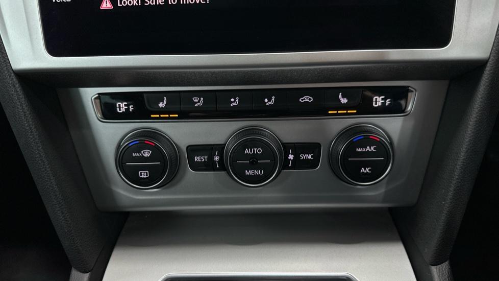 Air Conditioning /Dual Climate Control/Heated Seats 