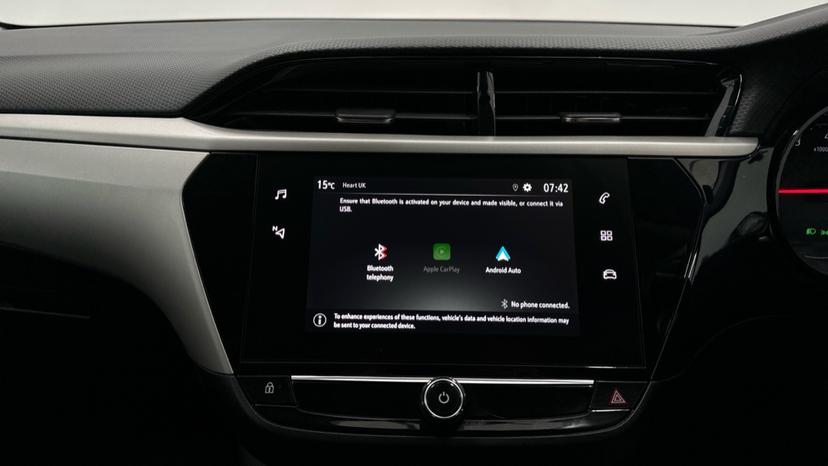 Bluetooth / Apple CarPlay / Android Auto 