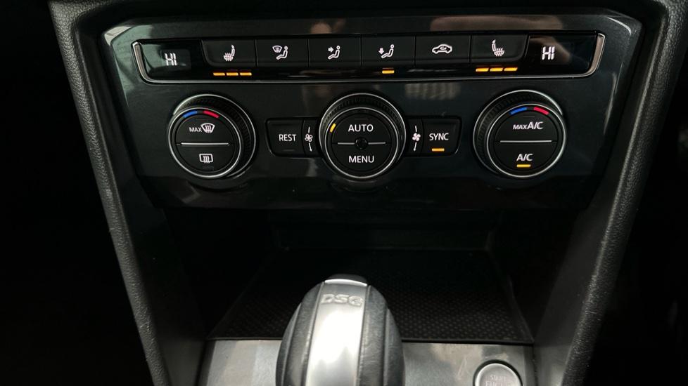 Air Conditioning /Dual Climate Control/Heated Seats 