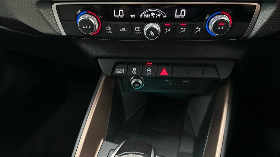 Air Conditioning /Dual Climate Control/Auto Stop Start /Wireless Charging 