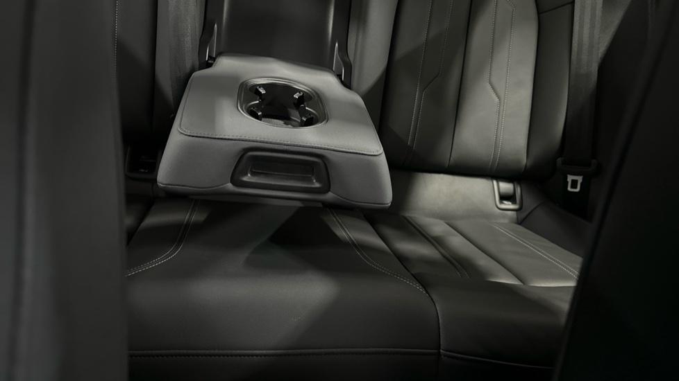 Rear Armrest/ Cup Holder