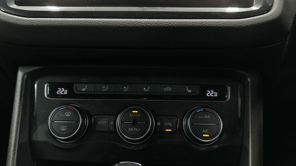 Air Conditioning / Dual Climate Control/ Heated Seats 