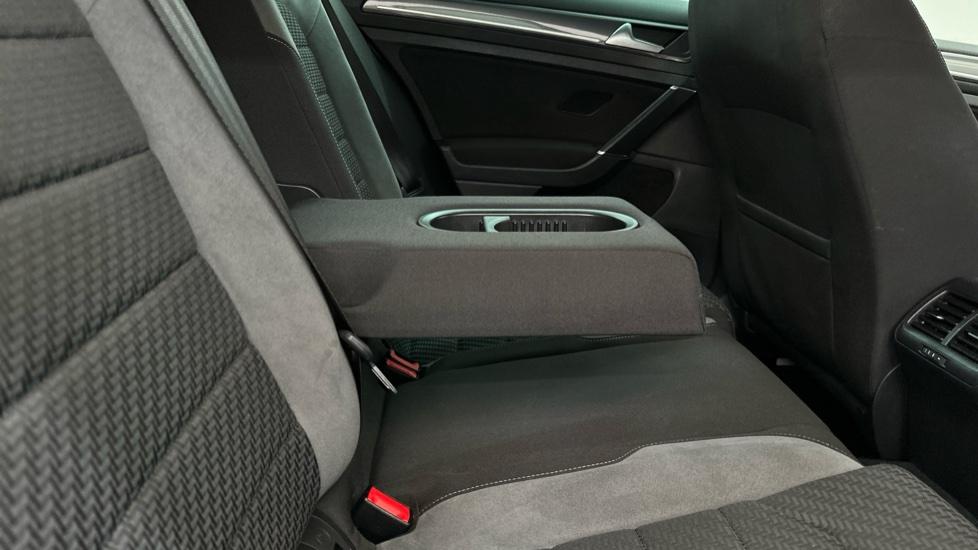 Rear Armrest/ Cup Holder