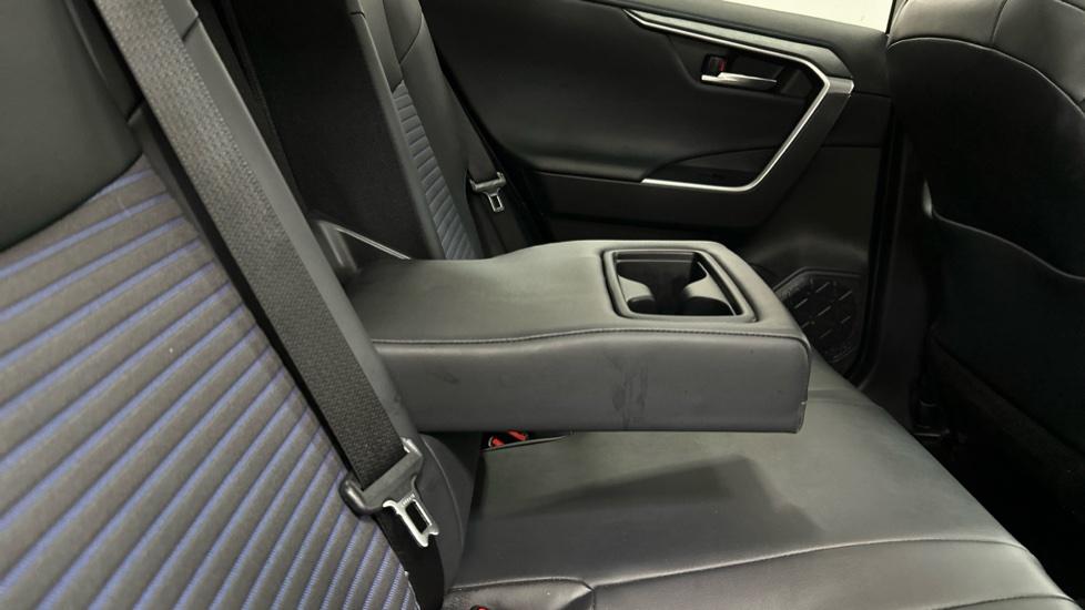 Rear Armrest/ Cup Holder