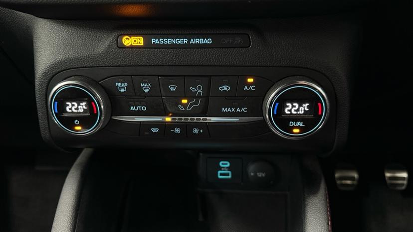 Dual Climate Control / Air Conditioning 