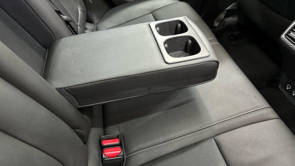 Rear Armrest/ Cup Holder