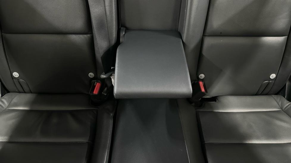 Rear armrest 