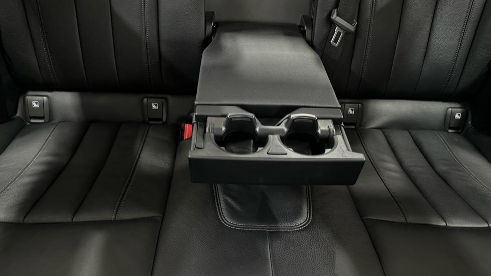 Rear Armrest/ Cup Holder