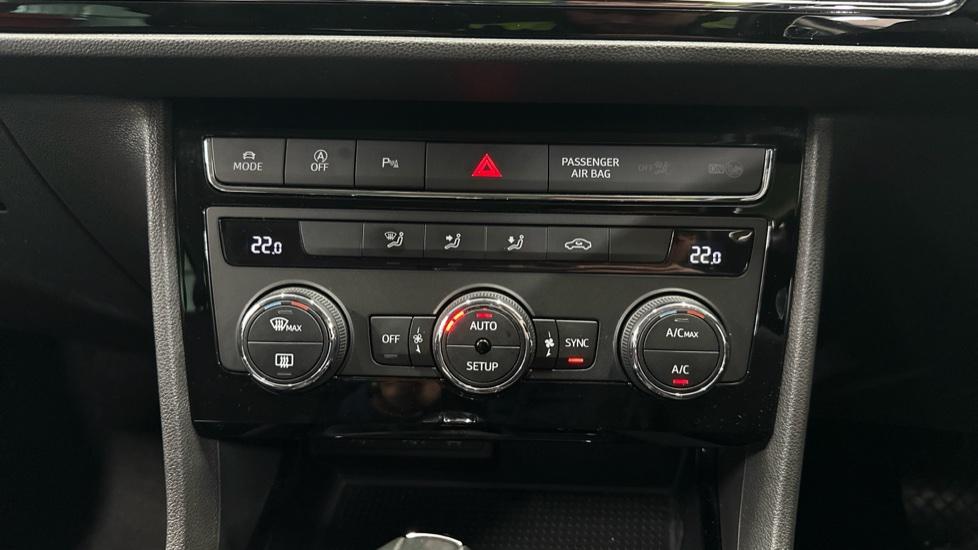 Dual Climate Control / Air Conditioning / Auto Stop Start 