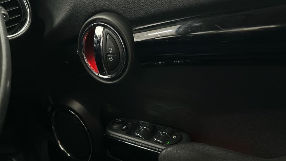 Electric Windows / Wing Mirrors / Ambient Lighting 