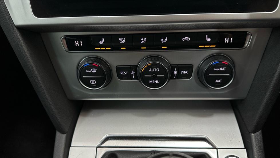 Air Conditioning /Dual Climate Control/Heated Seats 