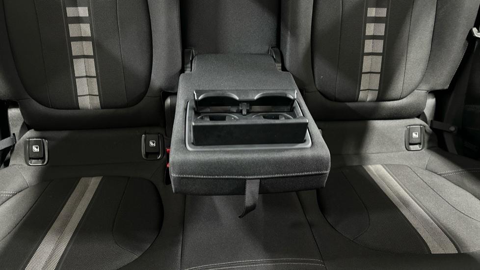 Rear Armrest/ Cup Holder