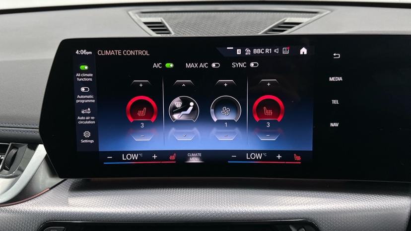 Dual Climate Control / Air Conditioning  / Heated Seats 