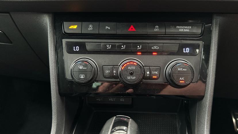 Dual Climate Control / Air Conditioning / Auto Stop Start 