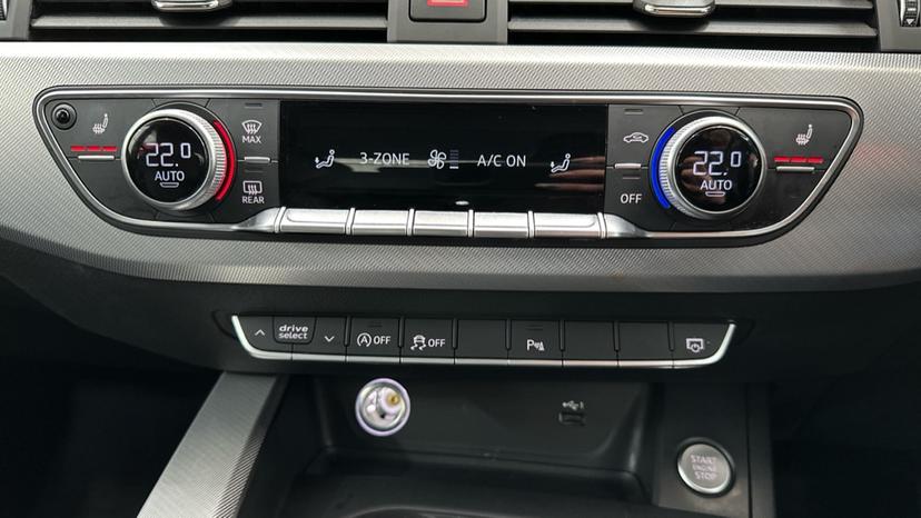 Dual Climate Control / Air Conditioning  / Heated Seat 