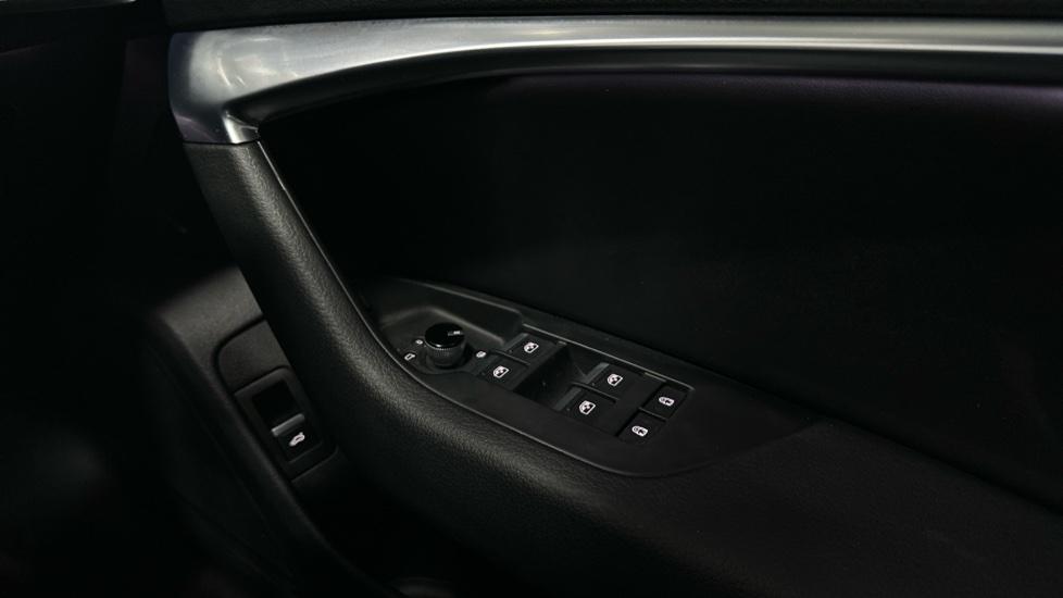 Electric Windows / Wing Mirrors/ Ambient Lighting  