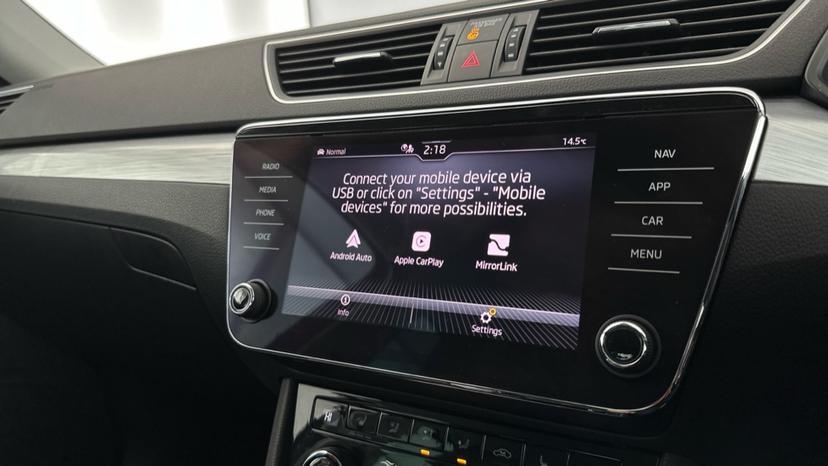Apple CarPlay / Android Auto