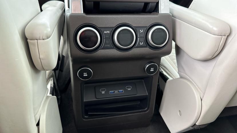 Rear USB Connection / Climate Control