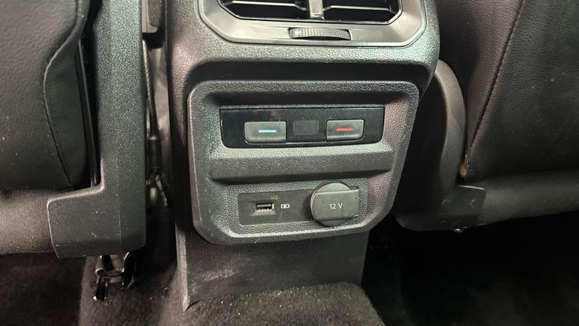 Rear USB Connection / Climate Control