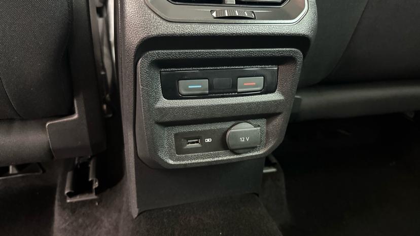 Rear Climate Control / USB Connection