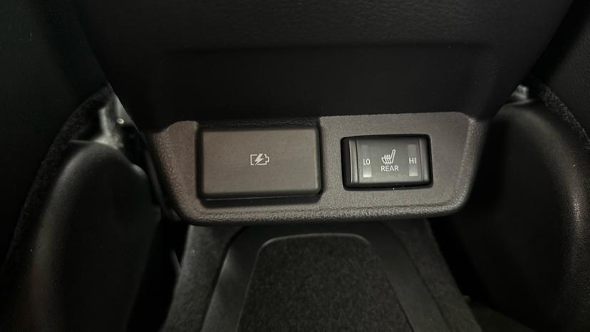 Rear USB Connection / Heated Seats