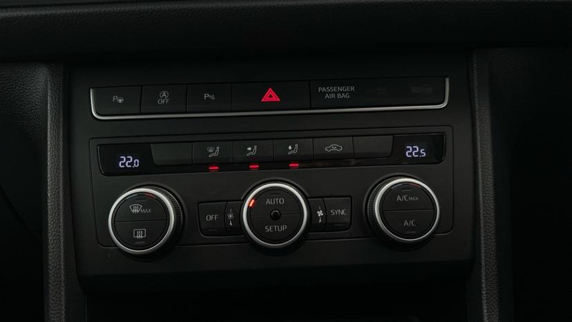 Air Conditioning / Dual Climate Control / Auto Stop/Start 