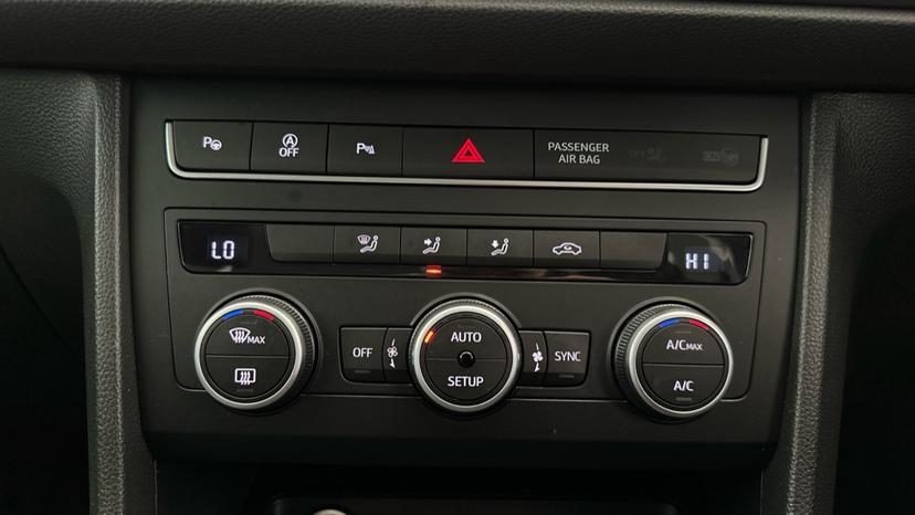 Air Conditioning /Dual Climate Control /Auto Park/Auto stop start 