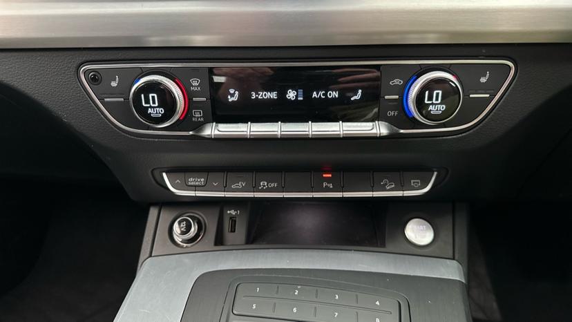Dual Climate Control / Air Conditioning /Heated Seats 