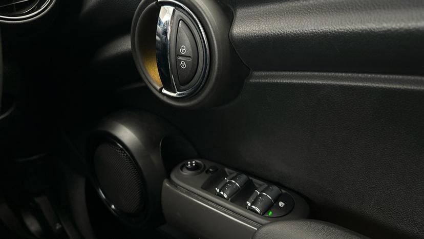 Electric Windows / Wing Mirrors / Ambient Lighting 