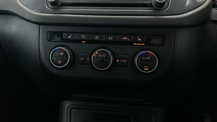 Dual Climate Control /Air Conditioning /Heated Seats 